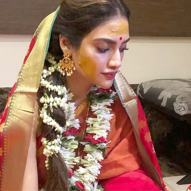  ♦ তবে প্রাক বিবাহ অনুষ্ঠানটি যে তুরস্কে উড়ে যাওয়ার পর শুরু হয়েছিল এমনটা কিন্তু নয় ৷ কলকাতাতেই হয়েছিল অনুষ্ঠানের সূচনা ৷ আইবুড়ো থেকে গায়ে হলুদ, আর পাঁচটা বাঙালি বিয়ের মতোই রীতি মেনে হয়েছে সব আচারই ৷ ছবি: ইনস্টাগ্রাম ৷