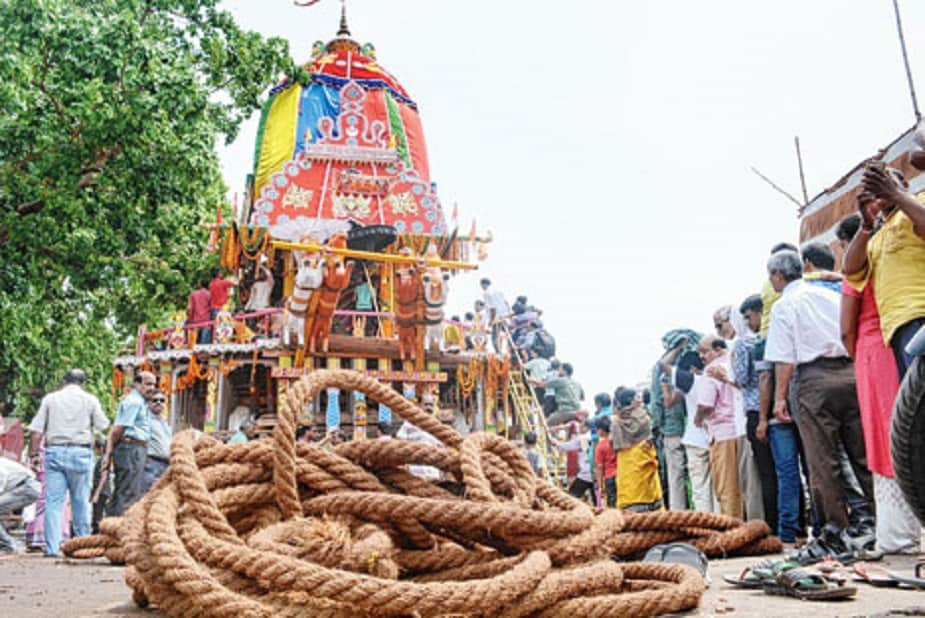 • আজ জগন্নাথদেব নিজ ধাম থেকে রথযাত্রা উপলক্ষ্যে মাসির বাড়ির উদ্দেশে রওনা দিলেন ৷ তবে কড়া নিরাপত্তার মধ্যে এ বছর শুরু হল জগন্নাথ, বলভদ্র এবং দেবী সুভদ্রার রথযাত্রা । রথের রশিতে টানা দেওয়ার সৌভাগ্য এ বছর হোক বা না-ই হোক, রথের রশির মাহাত্ম্য জেনে রাখুন । File Photo • আজ জগন্নাথদেব নিজ ধাম থেকে রথযাত্রা উপলক্ষ্যে মাসির বাড়ির উদ্দেশে রওনা দিলেন ৷ তবে কড়া নিরাপত্তার মধ্যে এ বছর শুরু হল জগন্নাথ, বলভদ্র এবং দেবী সুভদ্রার রথযাত্রা । রথের রশিতে টানা দেওয়ার সৌভাগ্য এ বছর হোক বা না-ই হোক, রথের রশির মাহাত্ম্য জেনে রাখুন । File Photo
