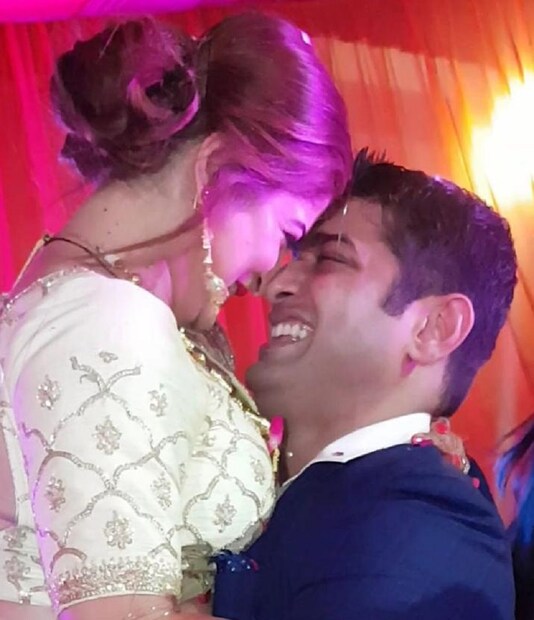 ♦ তবে তাঁদের পাশে ছিল দুই পরিবারই ৷ পাশে দাঁড়িয়েছিল গোটা ফিল্ম ইন্ডাস্ট্রিও ৷ যদিও এই সব বিষয়ে এক্কেবারেই আমল দিতে রাজি ছিলেন না শ্রাবন্তী ৷ তাঁর জীবন নিয়ে, তিনি তাঁর পরিবারেরই একমাত্র সিদ্ধান্ত নেওয়ার অধিকার রয়েছে ৷ আর কারও নেই ৷ 