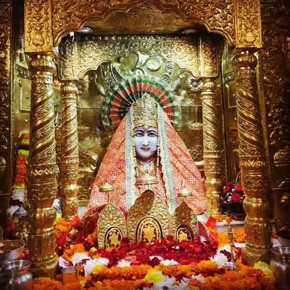 ♦ বেশ কয়েকটি কারণে দেবী মঙ্গলচণ্ডীর ব্রত পালন করা হয় ৷ অভিষ্ট মনস্কামনা পূর্ণ করার জন্য হিন্দু মহিলারা মঙ্গলবার দেবীর পুজো-অর্চনা করেন ৷ সংসার জীবনে এই মঙ্গলময়ী দেবীর আরধনা করা তাই একান্তই প্রয়োজন ৷ কুমারীজীবনে থেকেই মঙ্গলচণ্ডী দেবীর পুজো করলে সারা জীবন ধরে দেবীর কৃপা আশীর্বাদ বর্ষিত হয় ৷ ♦ বেশ কয়েকটি কারণে দেবী মঙ্গলচণ্ডীর ব্রত পালন করা হয় ৷ অভিষ্ট মনস্কামনা পূর্ণ করার জন্য হিন্দু মহিলারা মঙ্গলবার দেবীর পুজো-অর্চনা করেন ৷ সংসার জীবনে এই মঙ্গলময়ী দেবীর আরধনা করা তাই একান্তই প্রয়োজন ৷ কুমারীজীবনে থেকেই মঙ্গলচণ্ডী দেবীর পুজো করলে সারা জীবন ধরে দেবীর কৃপা আশীর্বাদ বর্ষিত হয় ৷