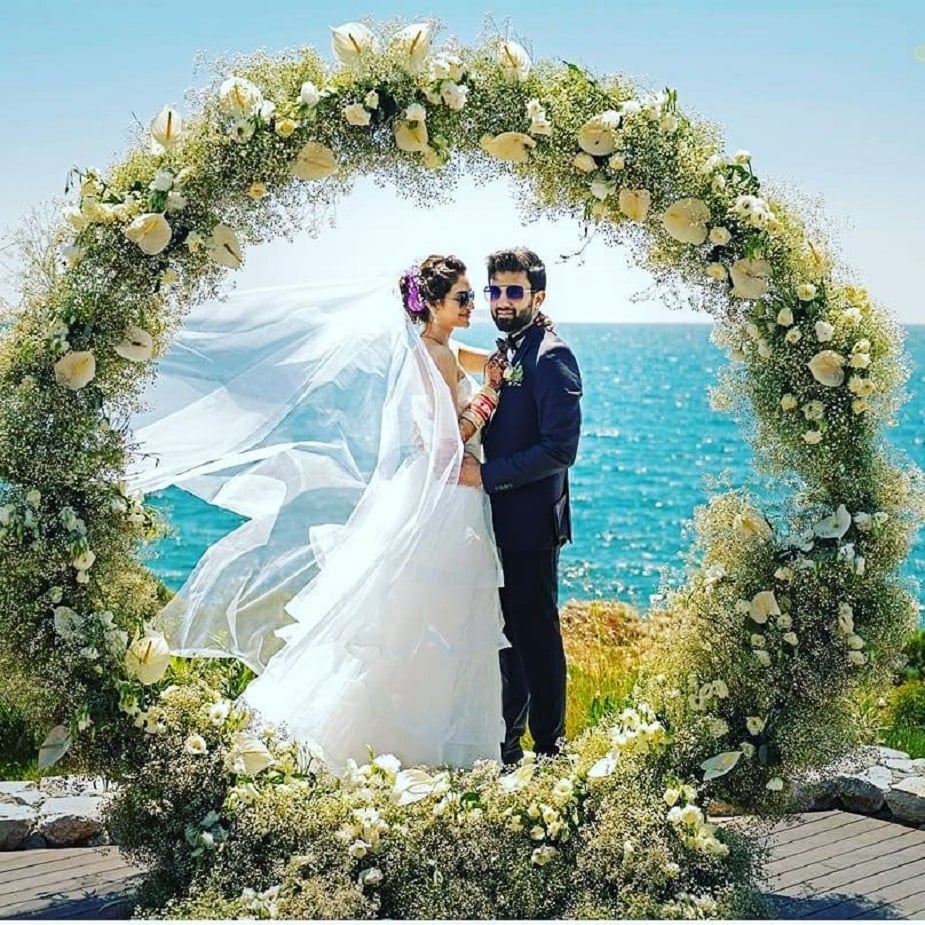 ♦ পাত্র-পাত্রী দু’জনেই চেয়েছিলেন একটু নিরিবিলিতে বিয়েটা সারতে ৷ যেখানে থাকবে না মিডিয়ার ফ্ল্যাশের ঝলকানি ৷ আর তা করতে সবরকম ব্যবস্থা নিয়েছিলেন দম্পতি ৷ ছবি: ইনস্টাগ্রাম ৷ ♦ পাত্র-পাত্রী দু’জনেই চেয়েছিলেন একটু নিরিবিলিতে বিয়েটা সারতে ৷ যেখানে থাকবে না মিডিয়ার ফ্ল্যাশের ঝলকানি ৷ আর তা করতে সবরকম ব্যবস্থা নিয়েছিলেন দম্পতি ৷ ছবি: ইনস্টাগ্রাম ৷