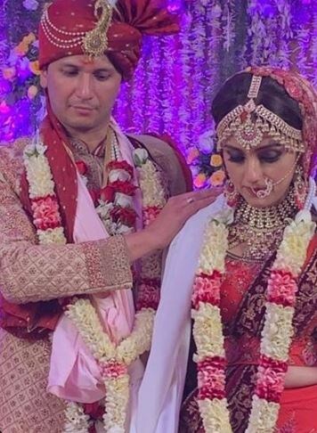 তবে কোনও ডেস্টিনেশন ওয়েডিং নয় ৷ বরং আরতি বিয়েটা সেরে ফেললেন রীতিমতো চুপিচুপি ৷ বন্ধু-বান্ধব, আত্মীয়দের নিয়ে ছিমছাম বিয়ের অনুষ্ঠানের মধ্যে দিয়েই আরতি সাতপাকে পড়লেন বাঁধা ৷ তবে কোনও ডেস্টিনেশন ওয়েডিং নয় ৷ বরং আরতি বিয়েটা সেরে ফেললেন রীতিমতো চুপিচুপি ৷ বন্ধু-বান্ধব, আত্মীয়দের নিয়ে ছিমছাম বিয়ের অনুষ্ঠানের মধ্যে দিয়েই আরতি সাতপাকে পড়লেন বাঁধা ৷