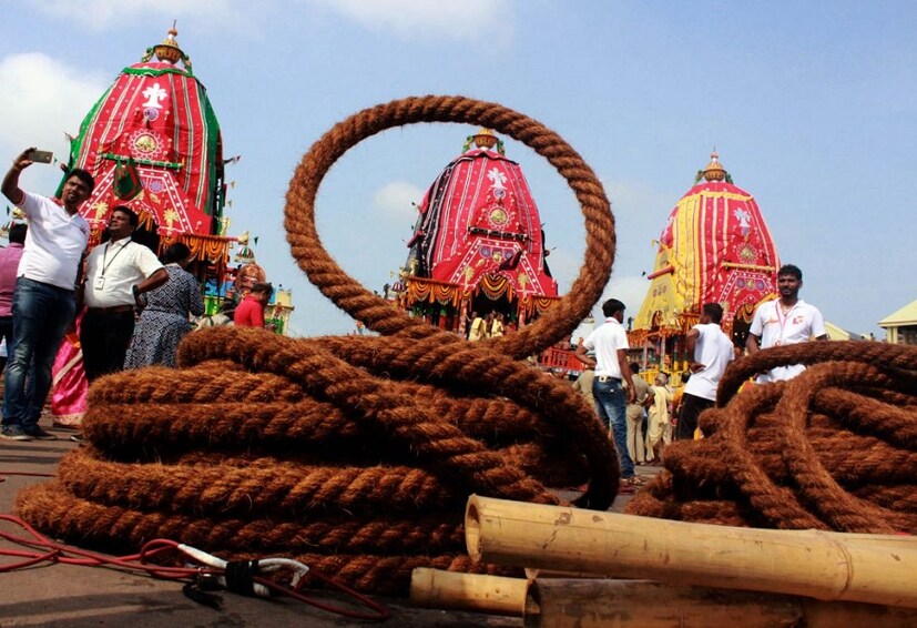 ♦ জগন্নাথদেবের রথের রশি একটিবার স্পর্শ করার জন্য আকুল হয়ে পড়েন ভক্তরা। পুরী, মাহেশ, কি কলকাতায় ইসকনের রথ -সর্বত্রই রথের রশি ছুঁয়ে দেখার জন্য মানুষের ভিড় লক্ষ্য করা যায়। আসলে ধর্মীয় বিশ্বাস অনুযায়ী, জগন্নাথদেবের রথের রশি স্পর্শ করলে পুনর্জন্মের কষ্ট সহ্য করতে হয় না।