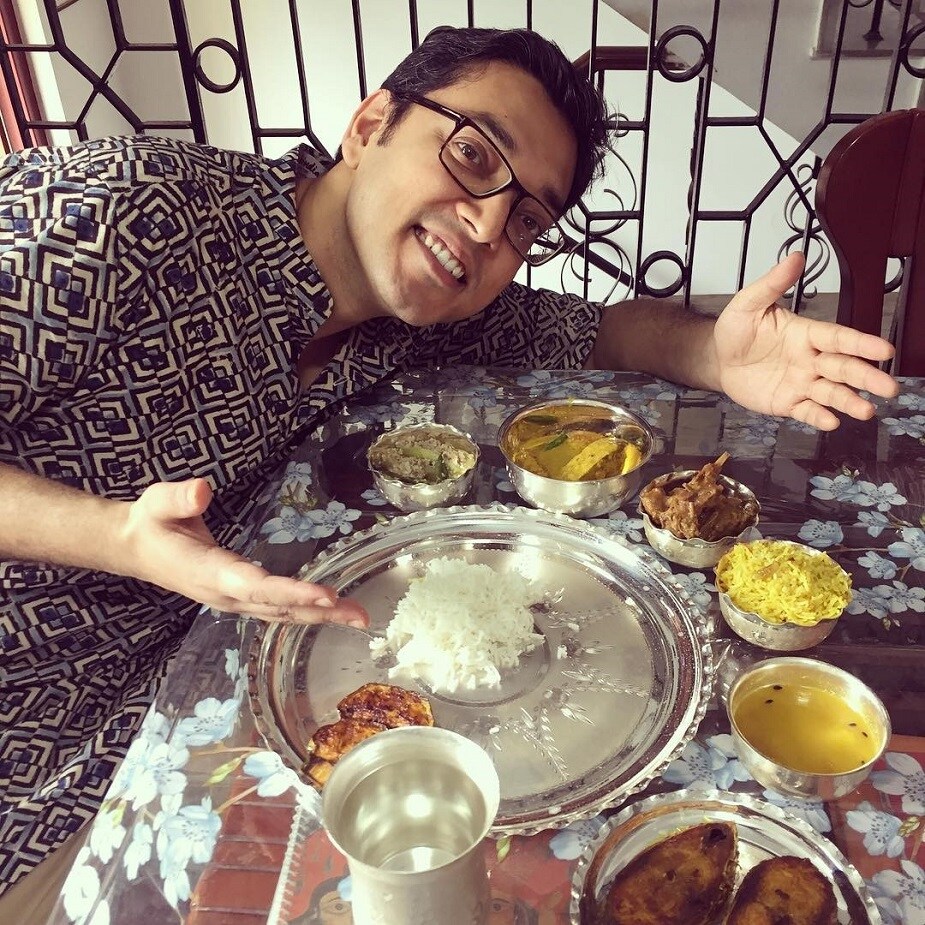 ♦ শনিবার রাতে পোস্ট করা ছবিতে ধরা পড়ল থালা জুড়ে প্রায় বারো থেকে পনেরো রকম পদ। জামাইকে সাজিয়ে দিয়েছেন শাশুড়ি। ♦ শনিবার রাতে পোস্ট করা ছবিতে ধরা পড়ল থালা জুড়ে প্রায় বারো থেকে পনেরো রকম পদ। জামাইকে সাজিয়ে দিয়েছেন শাশুড়ি।