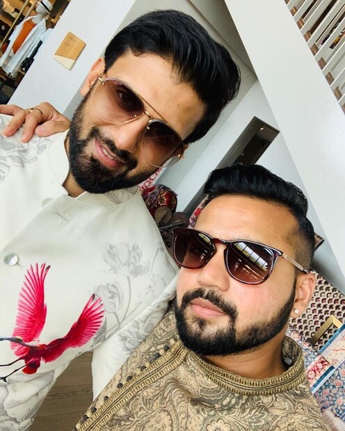 ♦ সব মিলিয়ে জমে গিয়েছে নুসরত জাহান ও নিখিল জৈনের বিয়ে ৷ কড়া নিরাপত্তার ঘেরাটোপে চলছে বিয়ের অনুষ্ঠান ৷ যতই তিনি হোন না কেন বড় ব্যবসায়ী, হবু স্ত্রী টলিউডের নামী নায়িকা তার উপর লোকসভা নির্বাচনে জিতে তিনি এখন সাংসদও ৷ ছবি: ইনস্টাগ্রাম ৷