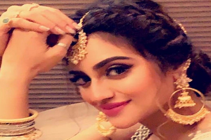 আর কয়েকটা দিন৷ তারপরই নিকাহ হবে নুসরতের৷ বাড়ির মেয়ে চলে যাবে পরের বাড়ি৷ আনন্দের পরিবেশের মধ্যেই নুসরতের মা-বাবার মনে বেদনার সুর বাজছে৷ Photo Courtesy: Instagram আর কয়েকটা দিন৷ তারপরই নিকাহ হবে নুসরতের৷ বাড়ির মেয়ে চলে যাবে পরের বাড়ি৷ আনন্দের পরিবেশের মধ্যেই নুসরতের মা-বাবার মনে বেদনার সুর বাজছে৷ Photo Courtesy: Instagram