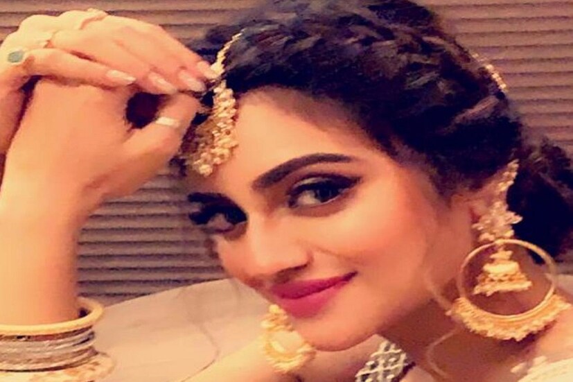 আর কয়েকটা দিন৷ তারপরই নিকাহ হবে নুসরতের৷ বাড়ির মেয়ে চলে যাবে পরের বাড়ি৷ আনন্দের পরিবেশের মধ্যেই নুসরতের মা-বাবার মনে বেদনার সুর বাজছে৷ Photo Courtesy: Instagram 