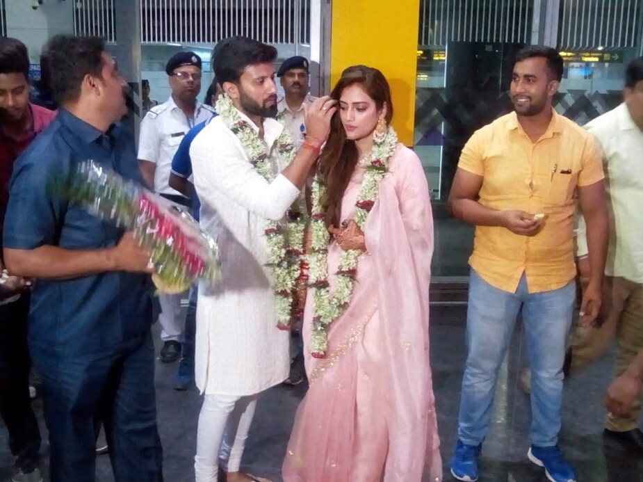 ♦ বিয়ে সেরে গত রবিবার ভোর তিনটে নাগাদ দেশে ফিরে এসেছনে নিখিল-নুসরত ৷ পরণে গোলাপি শাড়ি, হাতে চূড়া, সিঁথিতে চওড়া করে সিঁদুর স্বামীর হাত ধরে নুসরত যখন কলকাতা বিমানবন্দরে পা ফেললেন-তখন তাঁর চেহারায় অন্যরকম দীপ্তি ৷ ছবি: অমৃত হালদার ৷ ♦ বিয়ে সেরে গত রবিবার ভোর তিনটে নাগাদ দেশে ফিরে এসেছনে নিখিল-নুসরত ৷ পরণে গোলাপি শাড়ি, হাতে চূড়া, সিঁথিতে চওড়া করে সিঁদুর স্বামীর হাত ধরে নুসরত যখন কলকাতা বিমানবন্দরে পা ফেললেন-তখন তাঁর চেহারায় অন্যরকম দীপ্তি ৷ ছবি: অমৃত হালদার ৷