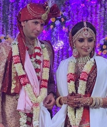 মার্চ মাসেই এনগেজমেন্ট হয়েছিল আরতির ৷ আর এবার বিয়ে ৷ আরতি সোশ্যাল মিডিয়া লিখলেন, ‘সঠিক মানুষকে খুঁজে পাওয়ার আনন্দই আলাদা !’ মার্চ মাসেই এনগেজমেন্ট হয়েছিল আরতির ৷ আর এবার বিয়ে ৷ আরতি সোশ্যাল মিডিয়া লিখলেন, ‘সঠিক মানুষকে খুঁজে পাওয়ার আনন্দই আলাদা !’