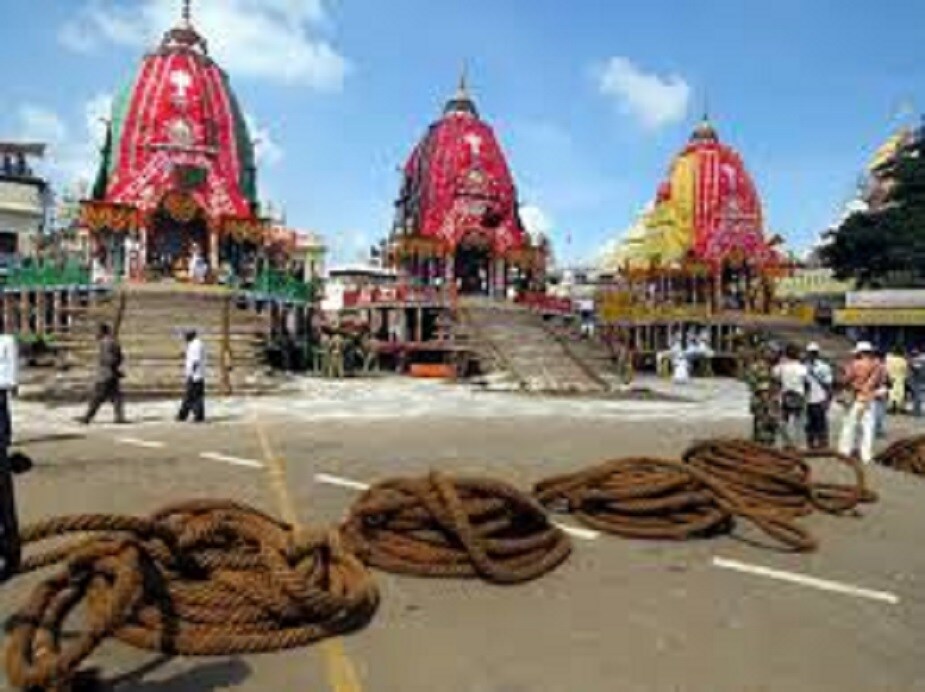 ♦ কথিত আছে, এক সময় পুরীর রথযাত্রায় জগন্নাথদেবের রশি ছুঁয়ে সেই রথের চাকার তলায় আত্মঘাতী হত কোনও এক ভক্ত। কিন্তু কেন এই অদ্ভুত মৃত্যুবরণ? মানুষের বিশ্বাস শ্রীপুরুষোওমের চাকার নীচে প্রাণ বিসর্জন দিতে পারলে সমস্ত পাপ থেকে মুক্ত হয়ে স্বর্গারোহণ নিশ্চিত করা যায়। ♦ কথিত আছে, এক সময় পুরীর রথযাত্রায় জগন্নাথদেবের রশি ছুঁয়ে সেই রথের চাকার তলায় আত্মঘাতী হত কোনও এক ভক্ত। কিন্তু কেন এই অদ্ভুত মৃত্যুবরণ? মানুষের বিশ্বাস শ্রীপুরুষোওমের চাকার নীচে প্রাণ বিসর্জন দিতে পারলে সমস্ত পাপ থেকে মুক্ত হয়ে স্বর্গারোহণ নিশ্চিত করা যায়।