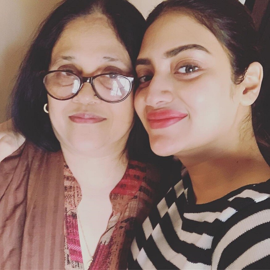 মায়ের সঙ্গে নুসরত৷ এমনিতে ভীষণ ঘরোয়া নুসরত৷ বাড়ির লোকেদের সঙ্গে সময় কাটাতে ভালবাসেন তিনি৷ Photo Courtesy: Instagram মায়ের সঙ্গে নুসরত৷ এমনিতে ভীষণ ঘরোয়া নুসরত৷ বাড়ির লোকেদের সঙ্গে সময় কাটাতে ভালবাসেন তিনি৷ Photo Courtesy: Instagram