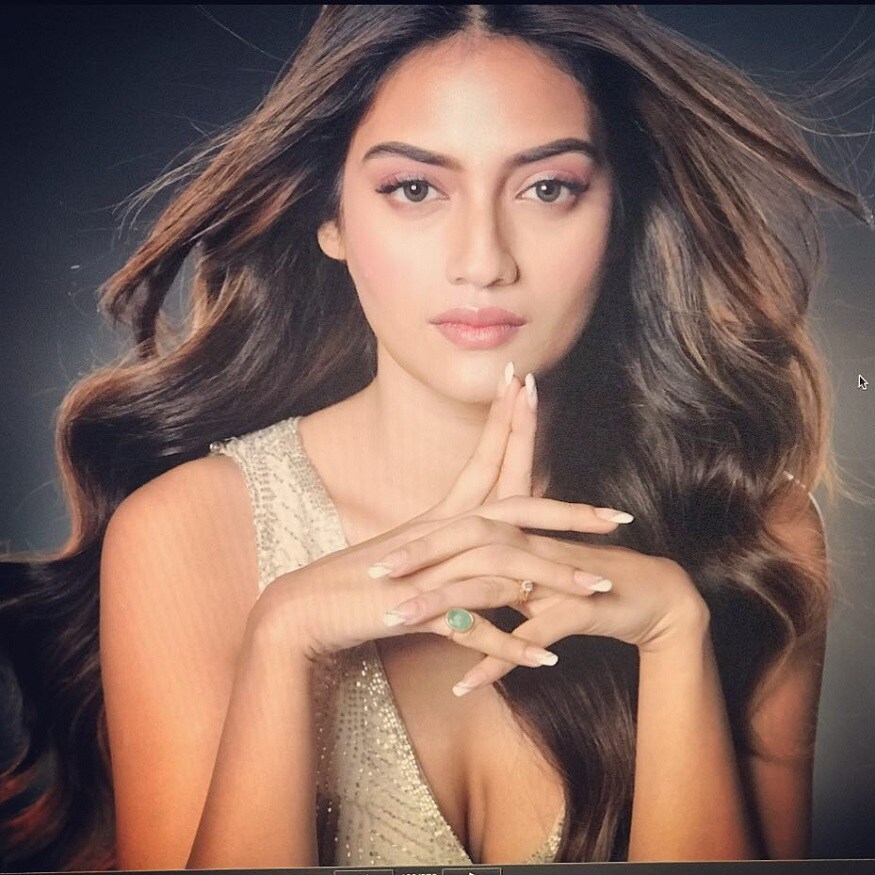 খুবই কাছের বন্ধুরা ও আত্মীয়রা রয়েছেন সেখানে৷ বন্ধুর সঙ্গে নুসরতের একটি ছবি সামনে এসেছে, তাতে দেখা গিয়েছে যে হাতে রয়েছে হাল্কা মেহেন্দি, তবে শরীরের অন্য জায়গায় জ্বলজ্বল করছে গাঢ় লাল রঙের নকশা! Photo Courtesy: Instagram খুবই কাছের বন্ধুরা ও আত্মীয়রা রয়েছেন সেখানে৷ বন্ধুর সঙ্গে নুসরতের একটি ছবি সামনে এসেছে, তাতে দেখা গিয়েছে যে হাতে রয়েছে হাল্কা মেহেন্দি, তবে শরীরের অন্য জায়গায় জ্বলজ্বল করছে গাঢ় লাল রঙের নকশা! Photo Courtesy: Instagram