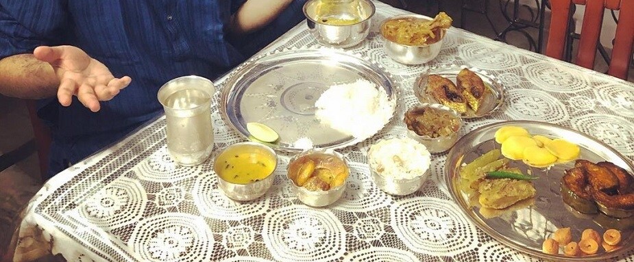 ♦ এত খাবার দেখে নিজেই হতবাক তিনি। ছবিতে দেওয়া পোজে সেই অভিব্যক্তিই ধরা পড়ল তার ভঙ্গিমায়। নিজের জামার রঙ নীল, আশ্চর্য রকমভাবে মিলে গেল শাশুড়ির শাড়ির রঙও। দাঁড়িয়ে থেকে সযত্নে এই দিন জামাইকে আপ্যায়ন করেন তিনি। আর গায়ক, ভুরিভোজের তৃপ্তির ছাপ চোখে মুখে মেখে ছবি তুললেন দারুণ মেজাজে। ইনস্টাগ্রামে সেই ছবি পোস্ট করে লিখলেন,‘শ্বশুরবাড়ি জিন্দাবাদ’৷ ♦ এত খাবার দেখে নিজেই হতবাক তিনি। ছবিতে দেওয়া পোজে সেই অভিব্যক্তিই ধরা পড়ল তার ভঙ্গিমায়। নিজের জামার রঙ নীল, আশ্চর্য রকমভাবে মিলে গেল শাশুড়ির শাড়ির রঙও। দাঁড়িয়ে থেকে সযত্নে এই দিন জামাইকে আপ্যায়ন করেন তিনি। আর গায়ক, ভুরিভোজের তৃপ্তির ছাপ চোখে মুখে মেখে ছবি তুললেন দারুণ মেজাজে। ইনস্টাগ্রামে সেই ছবি পোস্ট করে লিখলেন,‘শ্বশুরবাড়ি জিন্দাবাদ’৷