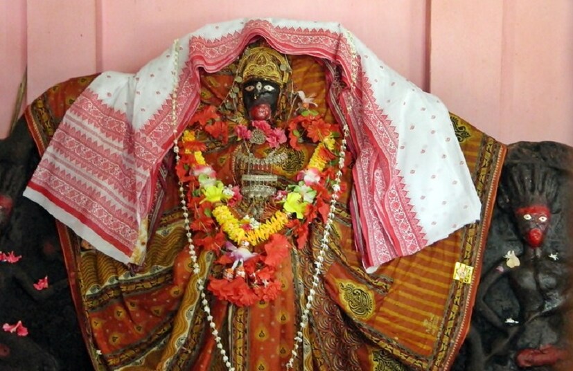 ♦রক্তকৌষেয় বস্ত্রা চ স্মিতবক্ত্রা শুভাননা । নবযৌবনসম্পন্না চার্বাঙ্গি ললিতপ্রভা ।।
