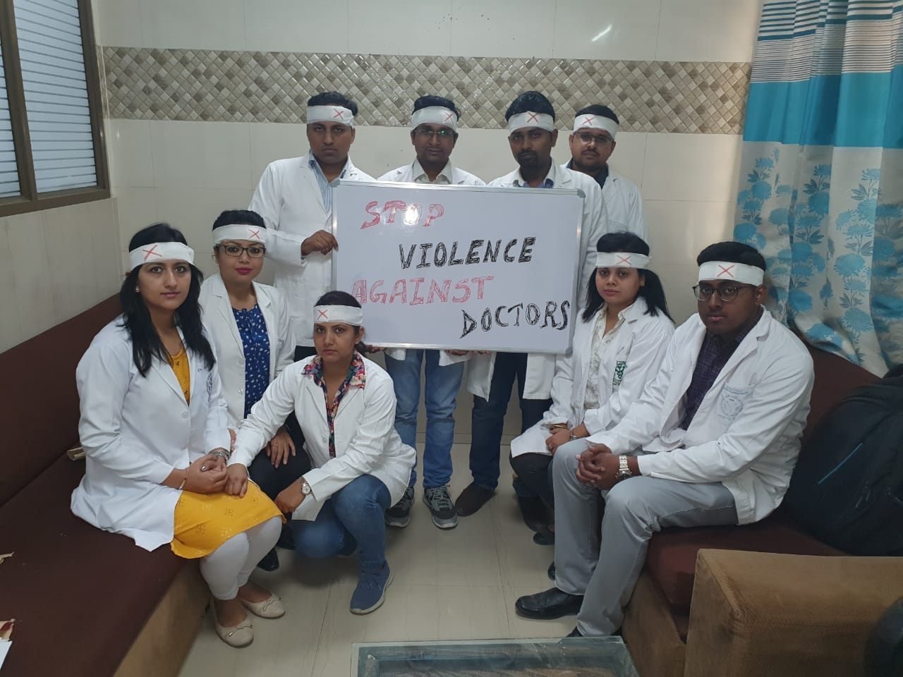 কপালে ব্যান্ডেজ ৷ মাথায় হেলমেট ৷ হাতে প্ল্যাকার্ড নিয়ে অভিনব প্রতিবাদ দেখাল এইমসের ডাক্তাররা৷ কপালে ব্যান্ডেজ ৷ মাথায় হেলমেট ৷ হাতে প্ল্যাকার্ড নিয়ে অভিনব প্রতিবাদ দেখাল এইমসের ডাক্তাররা৷
