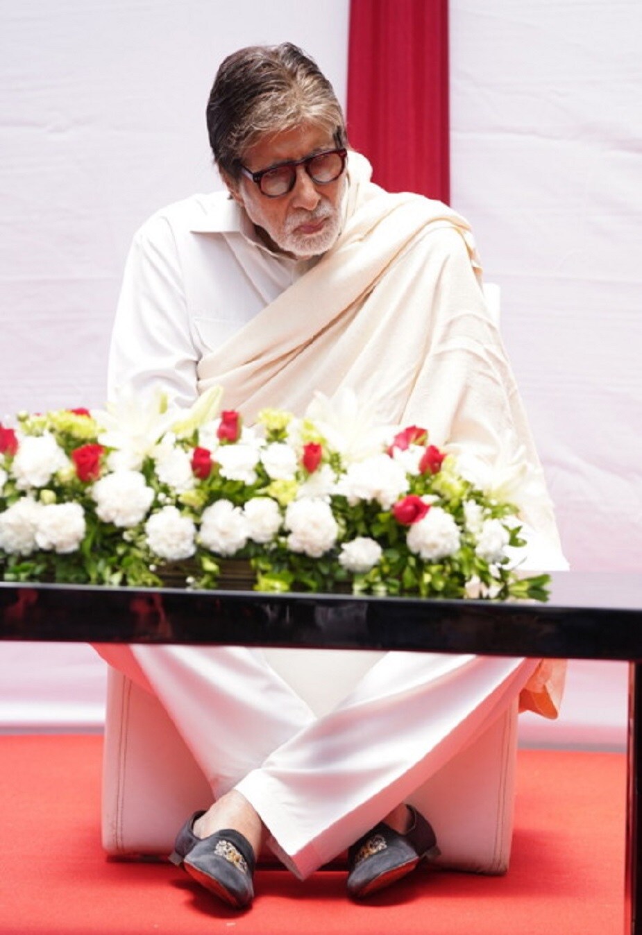 ♦ অমিতাভ এদিন নিজের বাসভবনে সেই কৃষকদের মধ্যে কয়েকজনকে আমন্ত্রণ জানিয়েছিলেন, তাঁদের হাতে ব্যাংকের বকেয়া টাকা তুলে দেওয়ার জন্য। ছবি: অভিতাভ বচ্চনের ব্লগ ৷ ♦ অমিতাভ এদিন নিজের বাসভবনে সেই কৃষকদের মধ্যে কয়েকজনকে আমন্ত্রণ জানিয়েছিলেন, তাঁদের হাতে ব্যাংকের বকেয়া টাকা তুলে দেওয়ার জন্য। ছবি: অভিতাভ বচ্চনের ব্লগ ৷