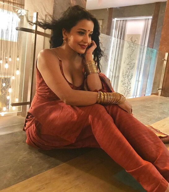 সম্প্রতি মোনালিসার ভোজপুরী ছবি 'পাকিস্তান মে জয় শ্রীরাম' মুক্তি পেয়েছে ৷ এই ছবিতে স্বামী বিক্রান্ত সিং রাজপুতের সঙ্গে অভিনয় করেছেন তিনি ৷ 