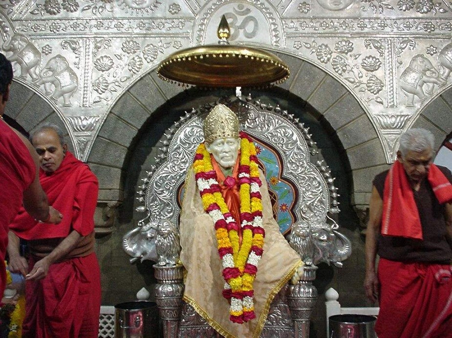 ♦ হলুদে ডুবিয়ে রাখা শুকিয়ে যাওয়া বস্ত্রকে সওয়া টাকা রেখএ আপনার মনোরথ সাঁইবাবাকে নিবেদন করুন ৷ ফের সাঁইবাবার ছবির সামনে কাপড়টি গাঁট বেঁধে সাঁইবাবার চরণে রেখে দিন ৷ ♦ হলুদে ডুবিয়ে রাখা শুকিয়ে যাওয়া বস্ত্রকে সওয়া টাকা রেখএ আপনার মনোরথ সাঁইবাবাকে নিবেদন করুন ৷ ফের সাঁইবাবার ছবির সামনে কাপড়টি গাঁট বেঁধে সাঁইবাবার চরণে রেখে দিন ৷