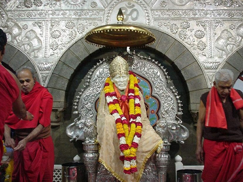  ♦ হলুদে ডুবিয়ে রাখা শুকিয়ে যাওয়া বস্ত্রকে সওয়া টাকা রেখএ আপনার মনোরথ সাঁইবাবাকে নিবেদন করুন ৷ ফের সাঁইবাবার ছবির সামনে কাপড়টি গাঁট বেঁধে সাঁইবাবার চরণে রেখে দিন ৷ 