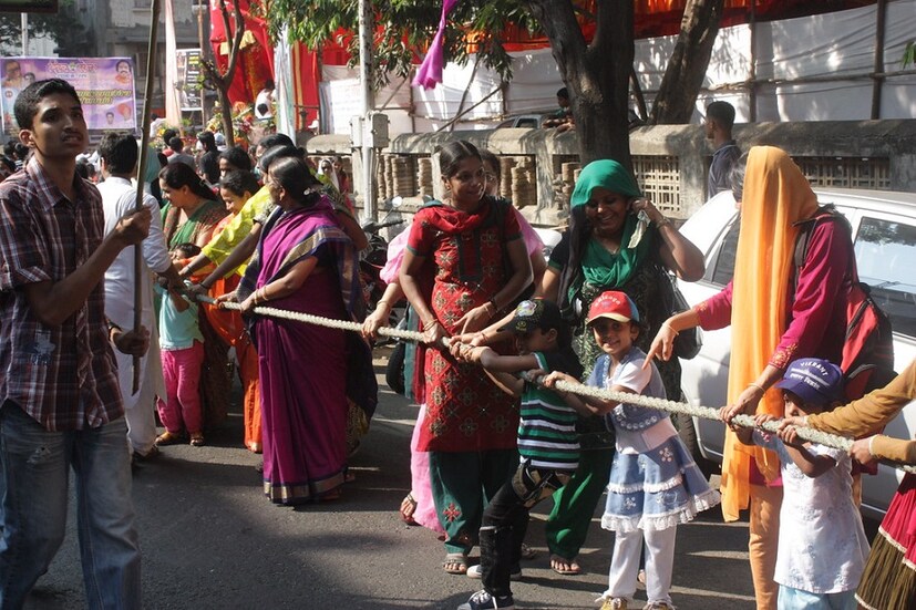♦ শ্রীচৈতন্যদেবের অন্যতম প্রিয় শিষ্য সনাতন গোস্বামী অসুস্হতার কারণে একবার রথযাত্রার দিন জগন্নাথদেবের চলন্ত চাকার তলে প্রাণ বিসর্জন দিতে চেয়েছিলেন। তখন মহাপ্রভুই তাঁকে বলেন ,‘‘সনাতন !!