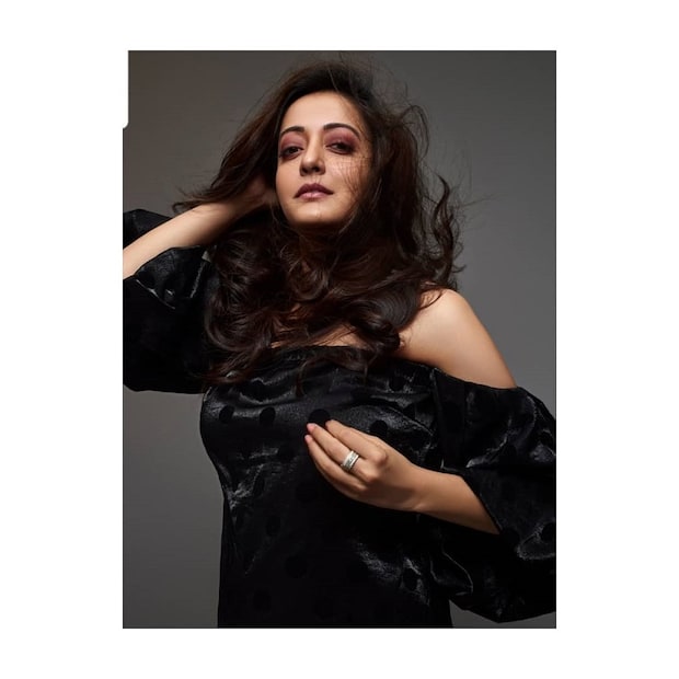 কালো রং যেকোনও মডেলের কাছে প্রিয়৷ তেমনই এক কালো অফ শোল্ডার ড্রেসে রাইমা সেন৷ Photo Courtesy: Instagram 