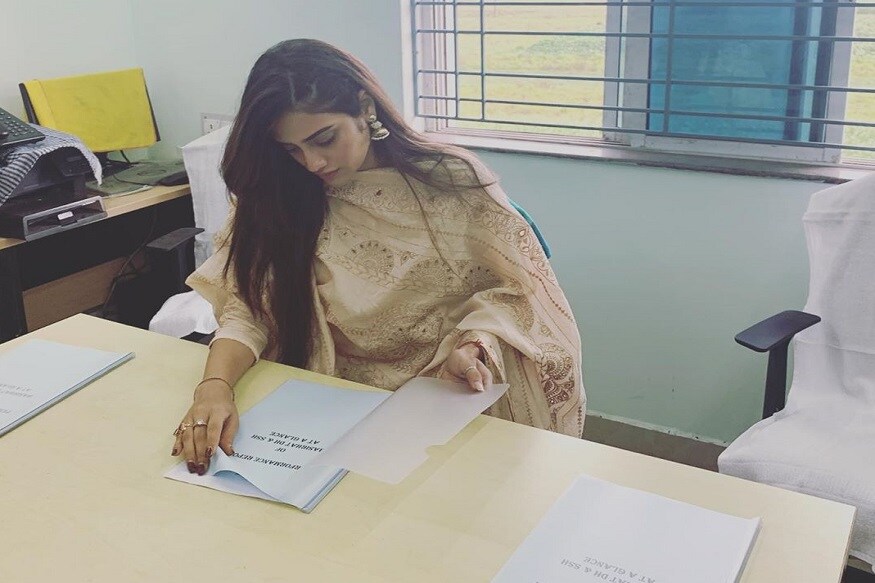 ছবি পোস্ট করে তিনি লিখলেন যে দুষ্টুমিষ্টি সম্পর্কের নজির তাদের এই বন্ধুত্ব৷ তাদের এই বন্ধুত্ব যথেষ্ঠ গভীর৷ সায়ন্তনকে জড়িয়ে ছবি পোস্ট করলেন নুসরত৷ Photo Courtesy: Instagram ছবি পোস্ট করে তিনি লিখলেন যে দুষ্টুমিষ্টি সম্পর্কের নজির তাদের এই বন্ধুত্ব৷ তাদের এই বন্ধুত্ব যথেষ্ঠ গভীর৷ সায়ন্তনকে জড়িয়ে ছবি পোস্ট করলেন নুসরত৷ Photo Courtesy: Instagram