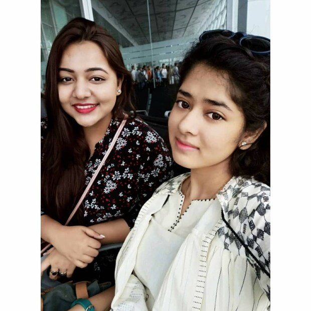 • সঙ্গে ছিলেন বান্ধবী সোহিনী মুখোপাধ্যায় ৷ কলকাতা বিমানবন্দরে দিতিপ্রিয়ার সঙ্গে একটি ছবি পোস্ট করেন সোহিনী ৷ ছবি: ইনস্টাগ্রাম ৷