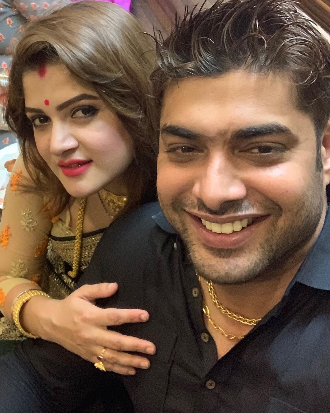• সম্প্রতি নতুন বৌয়ের সঙ্গে ছবি পোস্ট করেছেন রোশন ৷ সেখানে তাঁর লেখা ক্যাপশনটি চোখে পড়ার মতো ৷ ছবি: ইনস্টাগ্রাম ৷ • সম্প্রতি নতুন বৌয়ের সঙ্গে ছবি পোস্ট করেছেন রোশন ৷ সেখানে তাঁর লেখা ক্যাপশনটি চোখে পড়ার মতো ৷ ছবি: ইনস্টাগ্রাম ৷