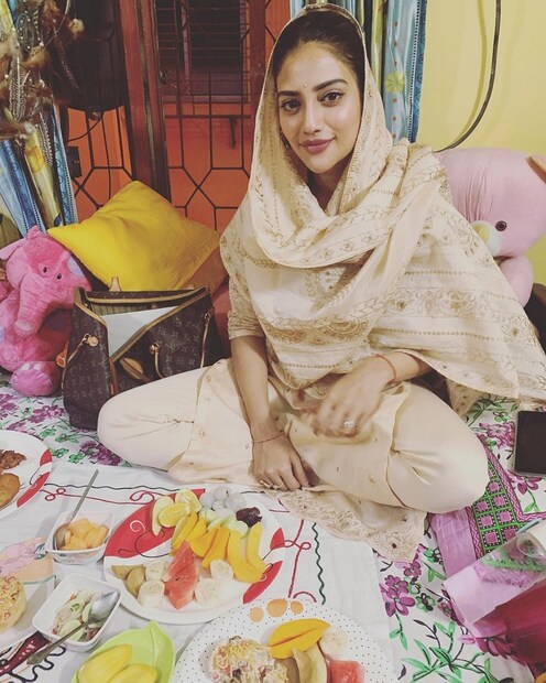 এখন একেবারে শেষ ল্যাপের প্রস্তুতি চলছে নুসরতের বাড়িতে৷ ১৬ই জুন উড়ে যাচ্ছেন তুরস্ক৷ সেখানেই তো বসবেন বিয়ের আসর৷ Photo Courtesy: Instagram