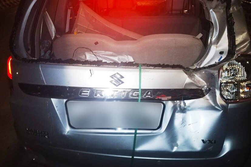  জাকারিয়া বন্ডার বাস স্ট্যান্ডের কাছে সজোরে ধাক্কা মারে রাস্তায় চলতে থাকা মানুষকে৷ গাড়ির চালক শাহবাজ ইলিয়াস ও তার স্ত্রীও ঘটনায় আহত হয়েছেন, এবং হাসপাতালে ভর্তি রয়েছেন৷  