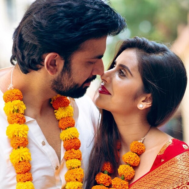 ৭ই জুন বিয়ে হয়েছে বাজীব ও চারুর৷ কোনও অনুষ্ঠান নয়, কোর্ট ম্যারেজ করেছেন তারা৷ বিয়ের পর দু’জনেই ছবি শেয়ার করেছেন ইনস্টাগ্রামে৷ রাজীব লিখেছেন, আমি রাজীব সেন, চারু আসোপাকে, আইনমতে নিজের স্ত্রী হিসেবে স্বীকার করলাম৷ Photo Courtesy: Instagram 