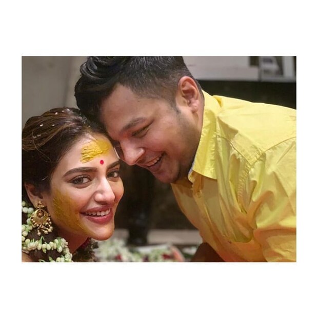 • বিয়ের অনুষ্ঠানে যোগ দিতে সপরিবার ও সবান্ধবে তুরস্কে উড়ে গিয়েছেন নুসরত-নিখিল ৷ নায়িকার বেস্ট ফ্রেন্ড আর এক তারকা সাংসদ মিমি চক্রবর্তীও পৌঁছে গিয়েছেন বিয়ের ভেন্যুতে ৷  ছবি: ইনস্টাগ্রাম ৷
