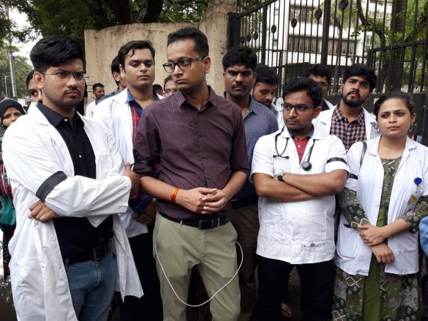 বেঙ্গালুরু, দিল্লি, মুম্বই, হায়দরাবাদ, এনআরএস কাণ্ডের প্রতিবাদে একজোট গোটা দেশের চিকিৎসকরা (Image: News18) বেঙ্গালুরু, দিল্লি, মুম্বই, হায়দরাবাদ, এনআরএস কাণ্ডের প্রতিবাদে একজোট গোটা দেশের চিকিৎসকরা (Image: News18)