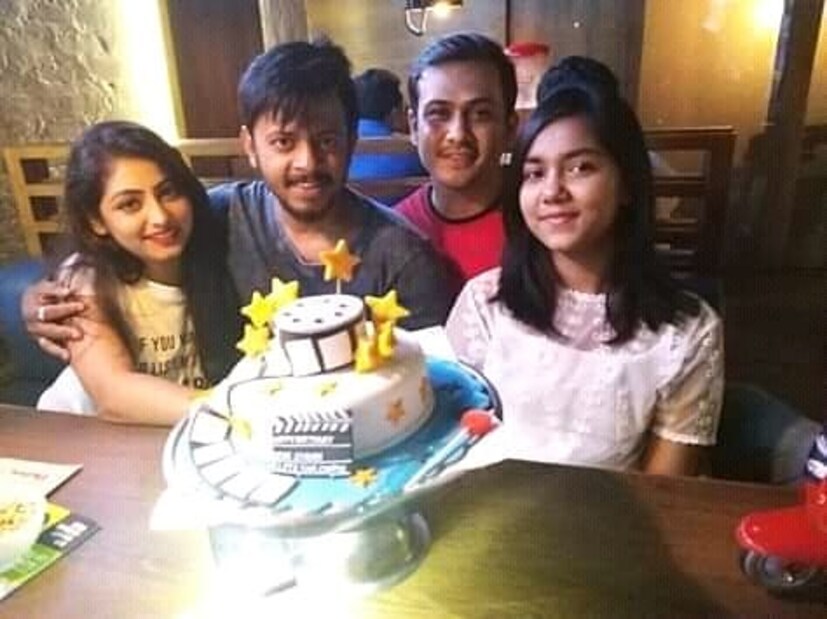 • বন্ধুদের সঙ্গে দারুণ সেলিব্রেট করলেন দু’জনে ৷ ছবি: ইনস্টাগ্রাম ৷