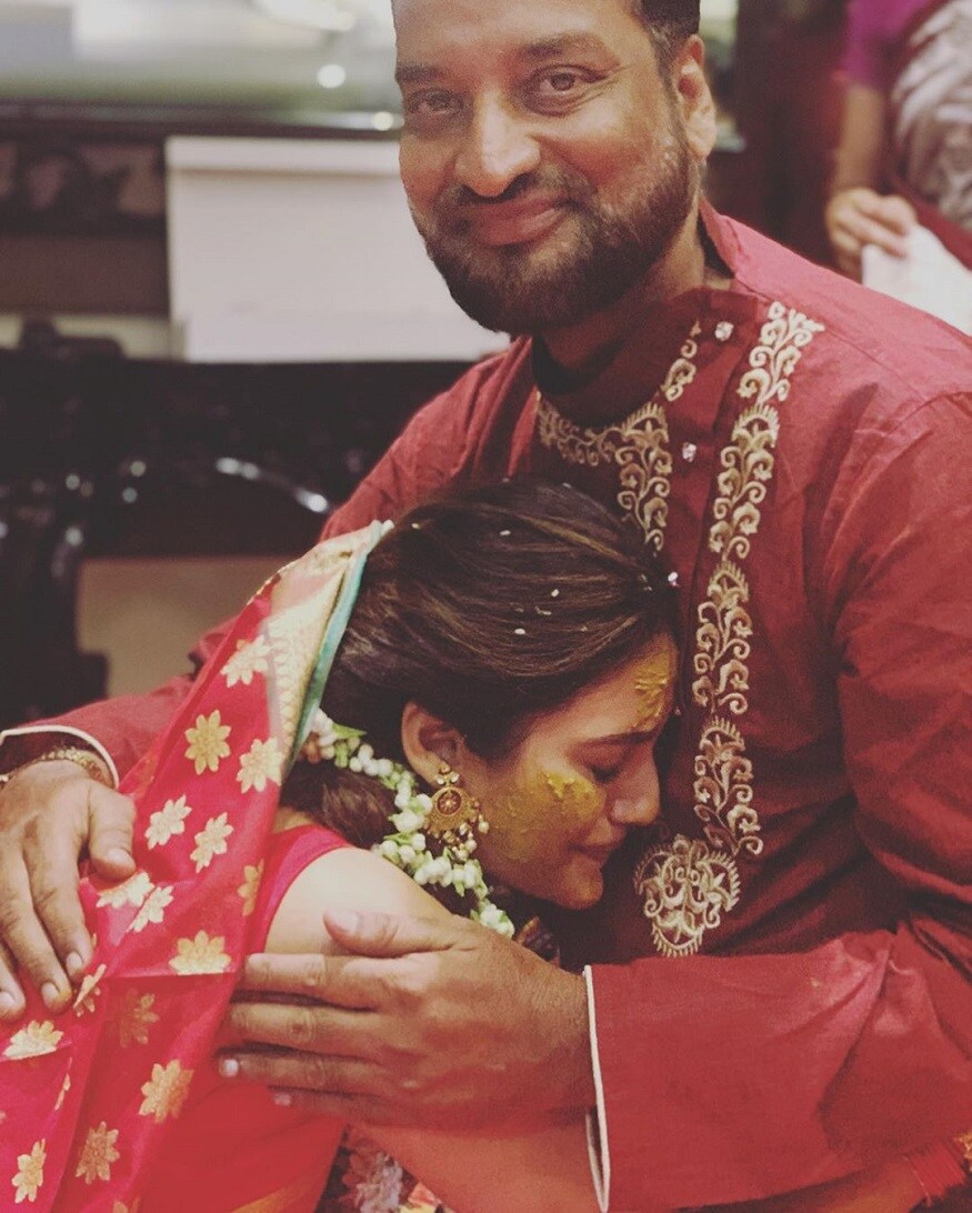 নুসরতের মনও ভারাক্রান্ত৷ যে বাড়ি ছিল তার পরিচয়, সেই বাড়ি ছেড়ে আর কয়েকদিনে পরই তিনি স্বামীর ঘর আলো করবেন৷ শ্বশুড়বাড়ি যাবেন নুসরত৷ তার আগে ফাদার্স ডে-তে তিনি বেশ আবেগপ্রবণ৷ বাবাকে জড়িয়ে ধরে কেঁদে ফেললেন নুসরত৷ বিয়ে উপলক্ষ্যে বাড়িতে চলছিল এক বিশেষ অনুষ্ঠান৷ নুসরতের গালে রয়েছে হলদি৷ ফাদার্স ডে-তে নুসরত লিখলেন...Photo Courtesy: Instagram নুসরতের মনও ভারাক্রান্ত৷ যে বাড়ি ছিল তার পরিচয়, সেই বাড়ি ছেড়ে আর কয়েকদিনে পরই তিনি স্বামীর ঘর আলো করবেন৷ শ্বশুড়বাড়ি যাবেন নুসরত৷ তার আগে ফাদার্স ডে-তে তিনি বেশ আবেগপ্রবণ৷ বাবাকে জড়িয়ে ধরে কেঁদে ফেললেন নুসরত৷ বিয়ে উপলক্ষ্যে বাড়িতে চলছিল এক বিশেষ অনুষ্ঠান৷ নুসরতের গালে রয়েছে হলদি৷ ফাদার্স ডে-তে নুসরত লিখলেন...Photo Courtesy: Instagram