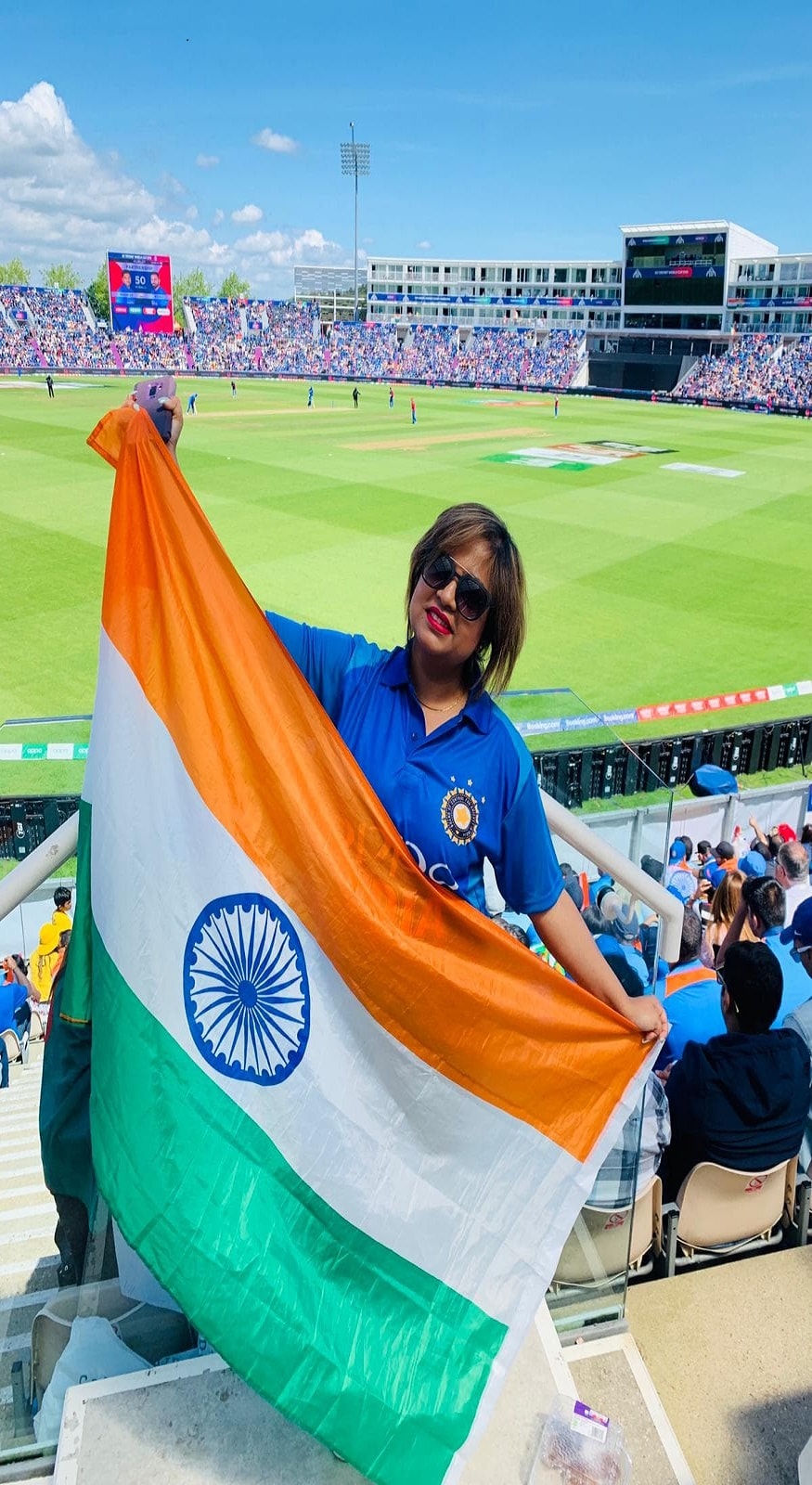 কর্মসূত্রে সকলেই এখন লন্ডনের বাসিন্দা৷ কিন্তু নিজের জন্মস্থানের জন্য আবেগই আলাদা৷ তাই তো মাঠে ভারতের খেলা দেখতে সকলেই মুখিয়ে ছিলেন৷ শুরুতেই একযোগে জাতীয় সঙ্গীতে গলা মেলালেন আর ওড়ালেন তিরঙ্গা পতাকা৷ কর্মসূত্রে সকলেই এখন লন্ডনের বাসিন্দা৷ কিন্তু নিজের জন্মস্থানের জন্য আবেগই আলাদা৷ তাই তো মাঠে ভারতের খেলা দেখতে সকলেই মুখিয়ে ছিলেন৷ শুরুতেই একযোগে জাতীয় সঙ্গীতে গলা মেলালেন আর ওড়ালেন তিরঙ্গা পতাকা৷