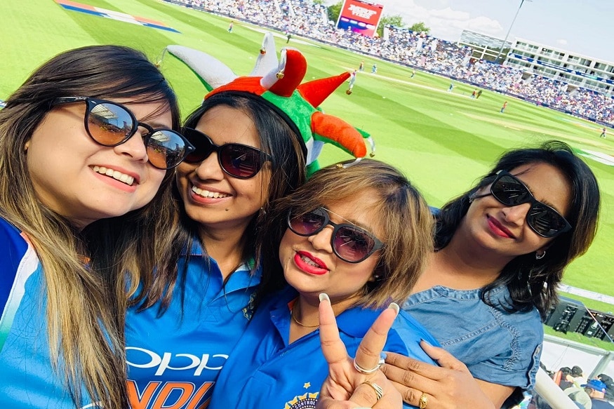 মেন ইন ব্লু মাঠে সেভাবে পারফর্ম না করতে পারলেও, তাদের জন্য গ্যালারিতে চিয়ারিং-এর কোনও অভাব হয়নি৷ লন্ডনে বসবাসকারী সুন্দরী বাঙালিরা বিরাটদের জন্য গলা ফাটালেন, সঙ্গে দলের জার্সি পরে পোজ দিয়ে ছবিও তুললেন৷ মেন ইন ব্লু মাঠে সেভাবে পারফর্ম না করতে পারলেও, তাদের জন্য গ্যালারিতে চিয়ারিং-এর কোনও অভাব হয়নি৷ লন্ডনে বসবাসকারী সুন্দরী বাঙালিরা বিরাটদের জন্য গলা ফাটালেন, সঙ্গে দলের জার্সি পরে পোজ দিয়ে ছবিও তুললেন৷