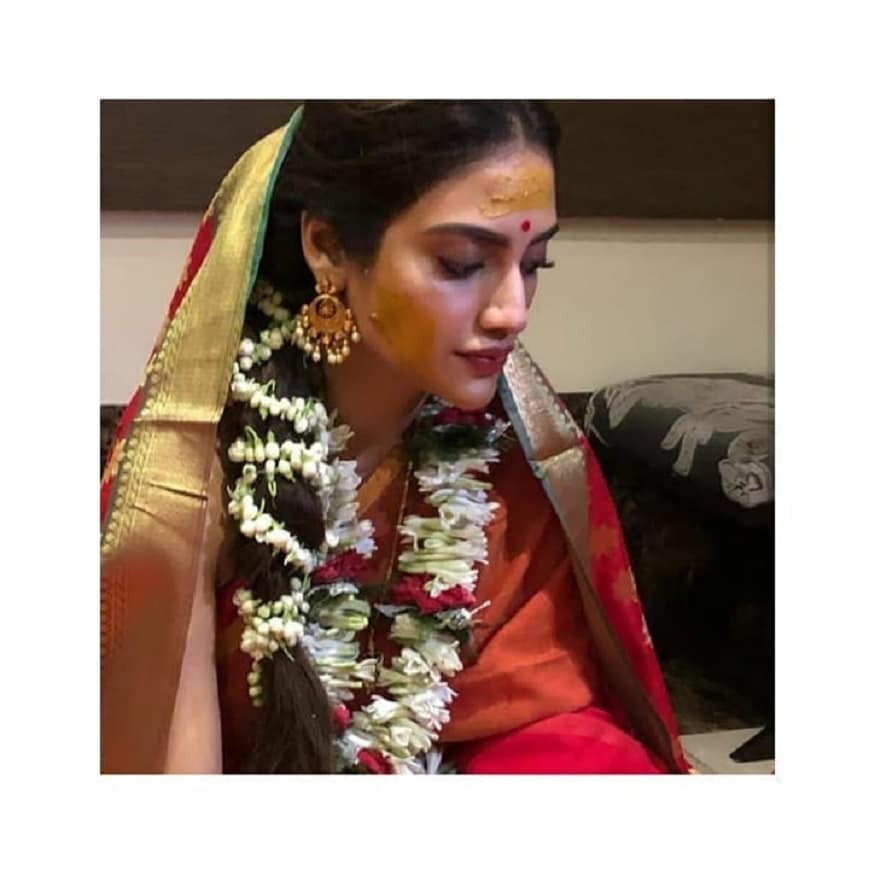 মেহেন্দির অনুষ্ঠান হয়েছে তুরস্কতে৷ তবে কলকাতায় হয়েছিল গায়ে হলুদ৷ যেখানে বাবাকে জড়িয়ে কেঁদে ফেলেছিলেন নায়িকা৷ Photo Courtesy: Instagram মেহেন্দির অনুষ্ঠান হয়েছে তুরস্কতে৷ তবে কলকাতায় হয়েছিল গায়ে হলুদ৷ যেখানে বাবাকে জড়িয়ে কেঁদে ফেলেছিলেন নায়িকা৷ Photo Courtesy: Instagram