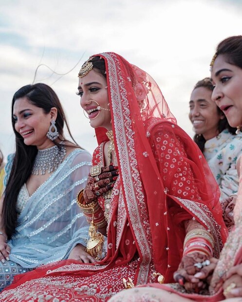 • এতদিন লুকিয়ে রাখলেও শেষ পর্যন্ত অবশ্য নিজেই বিয়ের বিভিন্ন মুহূর্তের ছবি সোশ্যাল মিডিয়ায় পোস্ট করলেন নুসরত ৷ ছবি: ইনস্টাগ্রাম ৷