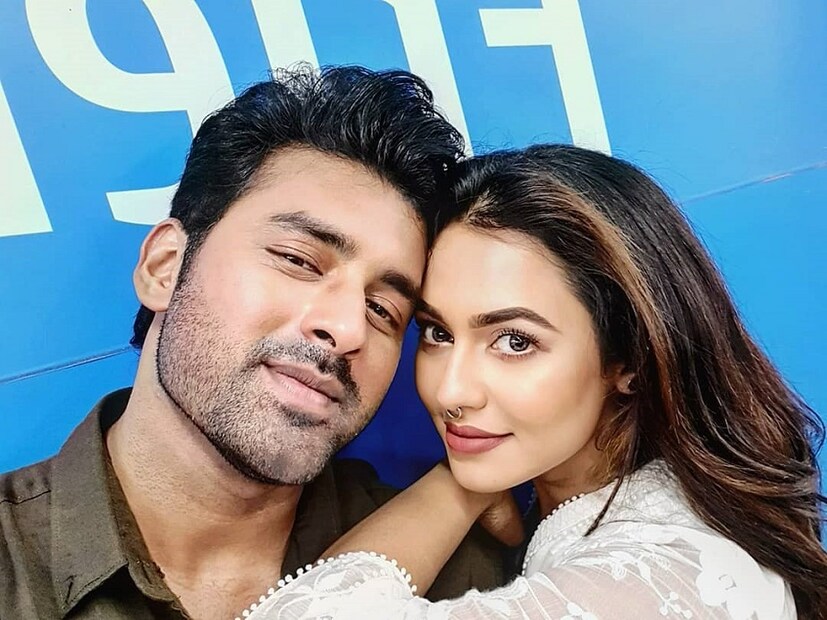 ♦ অভিনেত্রী নুসরত ফারিয়াকে এমনটাই টেক্সট করলেন নায়ক ৷ আসলে সামনেই মুক্তি পেতে চলেছে বিরসা দাশগুপ্ত পরিচালিত ছবি বিবাহ অভিযান ৷ আর সেখানেই স্বামী-স্ত্রীর ভূমিকায় অভিনয় করছেন অঙ্কুশ ও নুসরত ৷ ছবি: ইনস্টাগ্রাম ৷