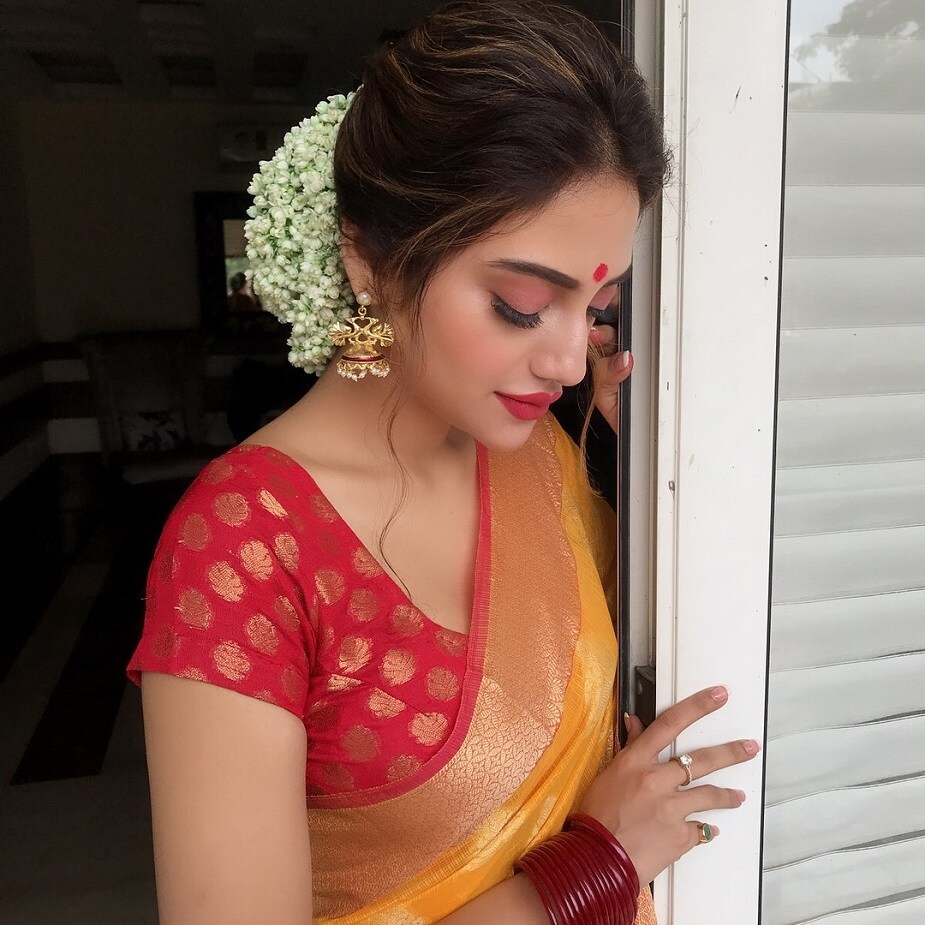 ♦ মাড়োয়ারি মতে বৌমা নুসরতকে গৃহে প্রবেশ করালেন নায়িকার শাশুড়ি শকুন্তলা জৈন ৷ তিলকের পাশাপাশি হল নাকছাবি পরানোর অনুষ্ঠানও ৷ ছবি: ইনস্টাগ্রাম ৷ ♦ মাড়োয়ারি মতে বৌমা নুসরতকে গৃহে প্রবেশ করালেন নায়িকার শাশুড়ি শকুন্তলা জৈন ৷ তিলকের পাশাপাশি হল নাকছাবি পরানোর অনুষ্ঠানও ৷ ছবি: ইনস্টাগ্রাম ৷