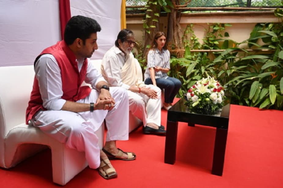 ♦ বিগ বি’র এহেন প্রয়াস অবশ্য নতুন নয়। এর আগেও তিনি উত্তরপ্রদেশের কৃষকদের পাশে দাঁড়িয়েছেন তাঁদের দুর্দিনে। ছবি: অভিতাভ বচ্চনের ব্লগ ৷ ♦ বিগ বি’র এহেন প্রয়াস অবশ্য নতুন নয়। এর আগেও তিনি উত্তরপ্রদেশের কৃষকদের পাশে দাঁড়িয়েছেন তাঁদের দুর্দিনে। ছবি: অভিতাভ বচ্চনের ব্লগ ৷