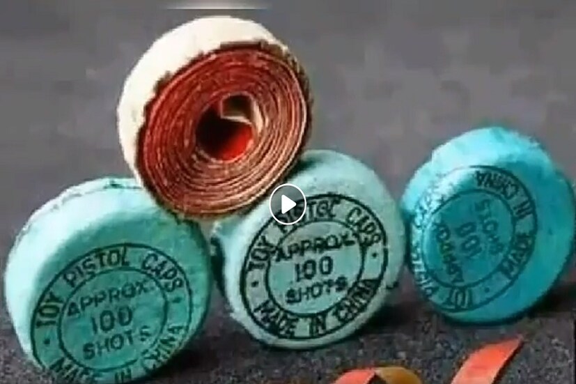 হয়ত বাবার অনেক টাকা ছিলনা কিন্তু আনন্দ ছিল অপার ৷ এক মুখ ওয়ালা বন্দুক ও রোল ক্যাপ দিয়েই কাটতে পুজো মহানন্দে ৷ ছবি সংগৃহীত ৷