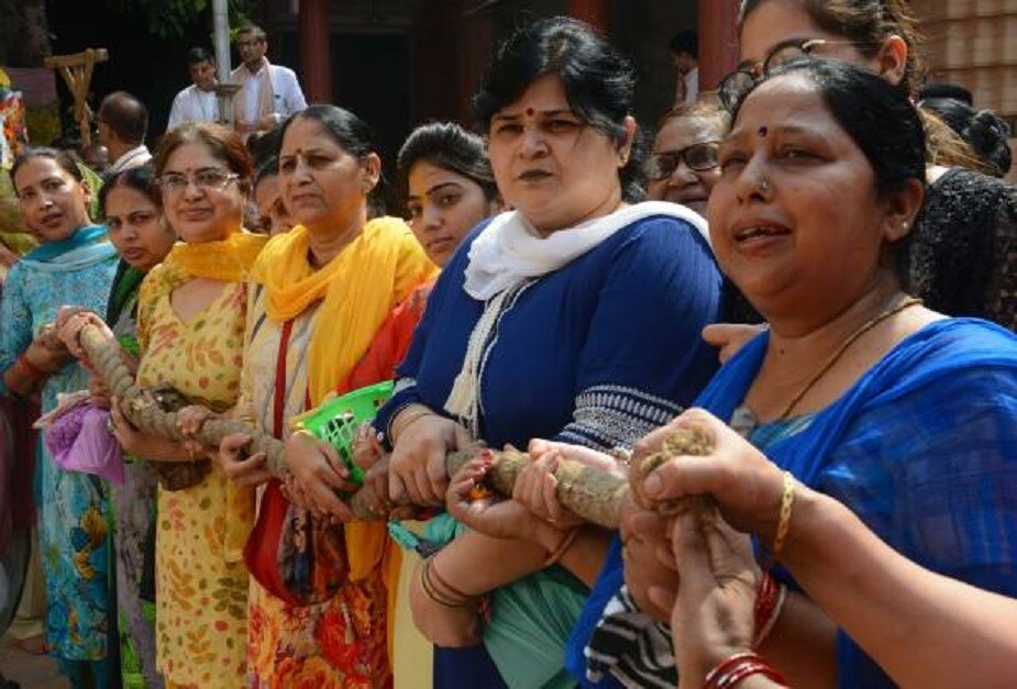 • রথযাত্রার এই মহাযাত্রা নিয়ে কপিল সংহিতায় আছেঃ- গুন্ডিচাখ্যং মহাযাত্রা যে পশ্যন্তি মুদনিতাঃ/ সর্বপাপ বিনির্মুক্তা তে যান্তি ভুবন মম। File Photo • রথযাত্রার এই মহাযাত্রা নিয়ে কপিল সংহিতায় আছেঃ- গুন্ডিচাখ্যং মহাযাত্রা যে পশ্যন্তি মুদনিতাঃ/ সর্বপাপ বিনির্মুক্তা তে যান্তি ভুবন মম। File Photo