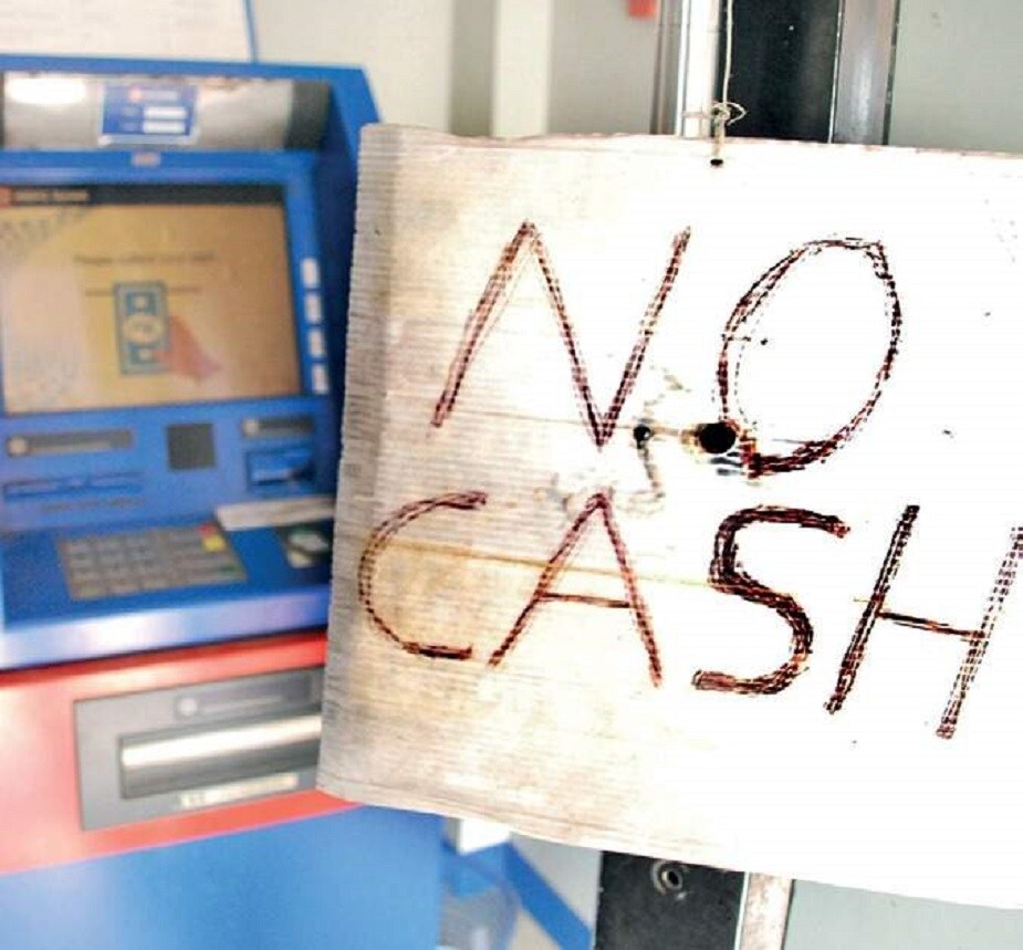 হামেশাই মেশিনের গায়ে ঝুলতে দেখা যায় 'NO CASH' বোর্ড। কিন্তু এবার RBI নির্দেশ জারি করেছে-- ATM মেশিনে ৩ ঘণ্টার বেশি টাকা না থাকলে সংশ্লিষ্ট ব্যাঙ্ক-কে ক্ষতিপূরণ ভরতে হবে।Representative imagePhoto Source: Collected হামেশাই মেশিনের গায়ে ঝুলতে দেখা যায় 'NO CASH' বোর্ড। কিন্তু এবার RBI নির্দেশ জারি করেছে-- ATM মেশিনে ৩ ঘণ্টার বেশি টাকা না থাকলে সংশ্লিষ্ট ব্যাঙ্ক-কে ক্ষতিপূরণ ভরতে হবে।Representative imagePhoto Source: Collected