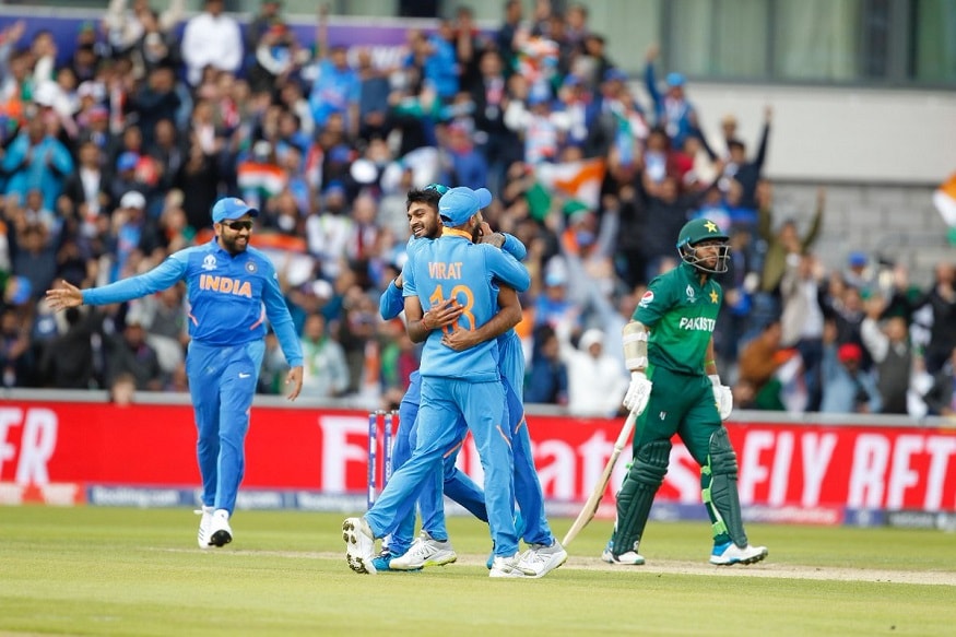 অস্ট্রেলিয়ার বিরুদ্ধে শতরান করা শিখর ধাওয়ান যখন চোটের জন্য ছিটকে যান মন ভেঙেছিল কোটি কোটি ভারতীয় ফ্যানের ৷ আর মেগা ম্যাচে তার বদলে বিজয় শঙ্করের অন্তর্ভুক্তি নিয়ে ভুরু কুঁচকেছিলেন অনেকেই ৷ এদিন বিজয় বল হাতে যে কামাল দেখালেন তাতে সকলেরএখন নয়নের মণি তিনি ৷ পাকিস্তানের বিরুদ্ধে প্রথম বিশ্বকাপের ম্যাচ , আর তিনিই পেলেন প্রথম পাক উইকেট তা নিশ্চিতভাবে ক্রিকেটার ও দল সকলেরই মনোবল বাড়িয়ে দিল ৷ Photo Courtesy- Twitter অস্ট্রেলিয়ার বিরুদ্ধে শতরান করা শিখর ধাওয়ান যখন চোটের জন্য ছিটকে যান মন ভেঙেছিল কোটি কোটি ভারতীয় ফ্যানের ৷ আর মেগা ম্যাচে তার বদলে বিজয় শঙ্করের অন্তর্ভুক্তি নিয়ে ভুরু কুঁচকেছিলেন অনেকেই ৷ এদিন বিজয় বল হাতে যে কামাল দেখালেন তাতে সকলেরএখন নয়নের মণি তিনি ৷ পাকিস্তানের বিরুদ্ধে প্রথম বিশ্বকাপের ম্যাচ , আর তিনিই পেলেন প্রথম পাক উইকেট তা নিশ্চিতভাবে ক্রিকেটার ও দল সকলেরই মনোবল বাড়িয়ে দিল ৷ Photo Courtesy- Twitter