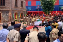 জঙ্গিদের গুলিতে মারা গেছে বাবা, ছোট ছেলেকে কোলে নিয়ে কান্না সিনিয়র পুলিশের জঙ্গিদের গুলিতে মারা গেছে বাবা, ছোট ছেলেকে কোলে নিয়ে কান্না সিনিয়র পুলিশের