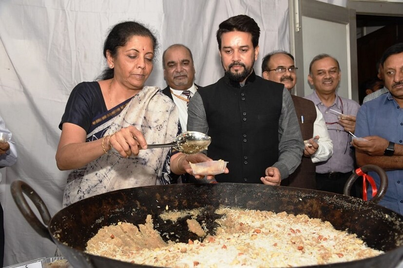 আগামী ৫ জুলাই কেন্দ্রীয় বাজেট পেশ করবেন  অর্থমন্ত্রী নির্মলা সীতারমণ । তার আগে আজ অর্থমন্ত্রকে পালিত হল হালুয়া উৎসব। অর্থমন্ত্রকে বাজেট সরকারিভাবে ছাপা শুরু হয় এই হালুয়া উৎসব দিয়ে । অর্থমন্ত্রকের শতাধিক কর্মী ও অফিসারদের মধ্যে বিতরণ করা হয় এই হালুয়া। 