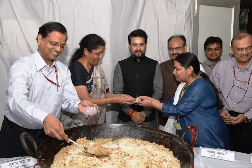 সরকারিভাবে কেন্দ্রীয় বাজেট মুদ্রণ শুরু হওয়ার আগে আজ হালুয়া বানিয়ে বিতরণ করেছেন কেন্দ্রীয় অর্থমন্ত্রী নির্মলা সীতারমণ । 