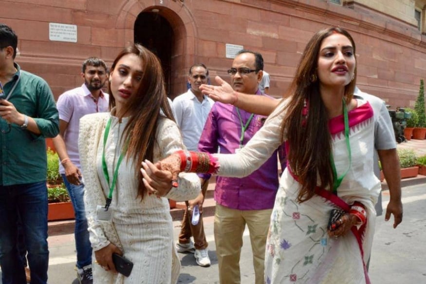 শপথগ্রহণের পরে লোকসভার অধ্যক্ষ ওম বিড়লার পা ছুঁয়ে আশীর্বাদ নিয়েছিলেন বসিরহাটের তৃণমূল সাংসদ নুসরত জাহান ৷ শপথগ্রহণের পরে লোকসভার অধ্যক্ষ ওম বিড়লার পা ছুঁয়ে আশীর্বাদ নিয়েছিলেন বসিরহাটের তৃণমূল সাংসদ নুসরত জাহান ৷